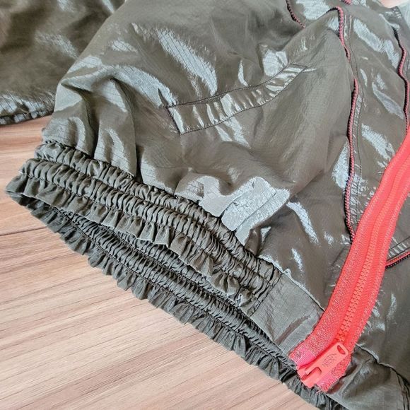 🆕 Free People Movement Starting Lineup Ruffle Smocked Windbreaker in Olive - Picture 5 of 14